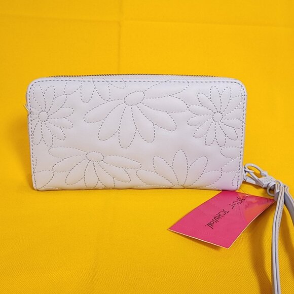 Betsey Johnson Blue Quilted Daisy Flower Spring Wallet Wristlet Zip Around NEW - Picture 5 of 12